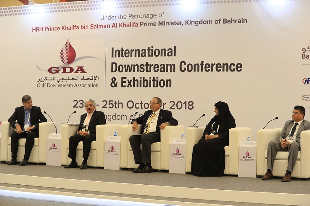 رئيس جامعة البحرين يشارك في الطاولة المستديرة بمؤتمر التكرير