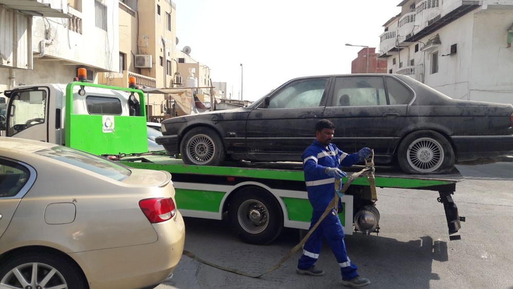 بلدية "الجنوبية" تواصل حملتها لإزالة السيارات المهجورة والسكراب