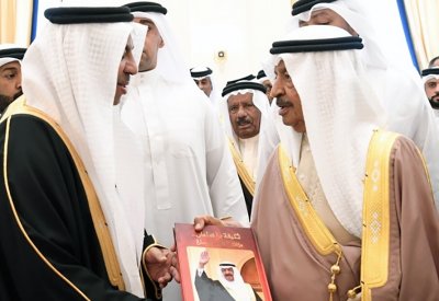 كتاب (خليفة بن سلمان ذاكرة الوطن) يرصد مواقف سمو رئيس الوزراء الوطنية