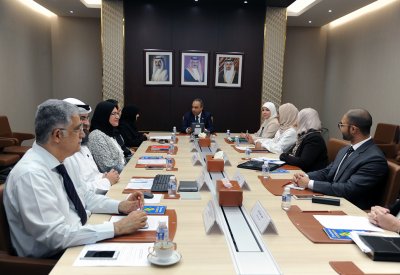 خلف يجتمع بفريق صيانة المباني الحكومية لبحث خفض المصروفات التشغيلية