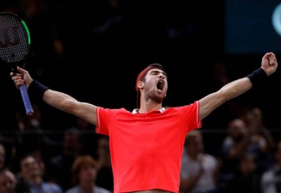 مفاجأة من العيار الثقيل.. لاعب مغمور يقصي جوكوفيتش