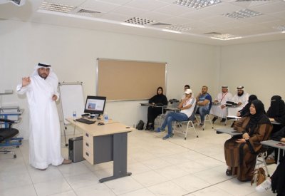 محاضرة حول "المواصفات واللوائح الفنية" لمتدربي "الأجهزة الدقيقة"