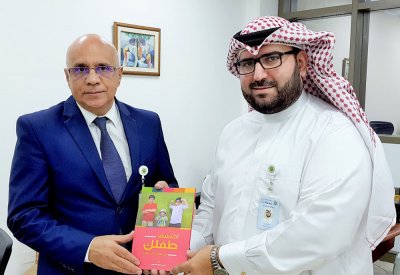 الساعي يهدي مكتبة جامعة الخليج العربي نسخ من كتابه التربوي