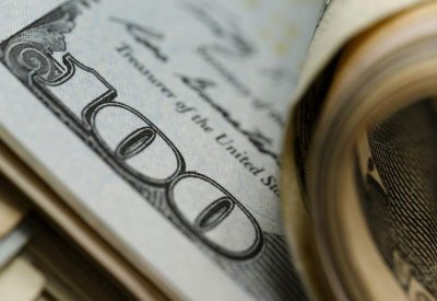 ترقب نتائج انتخابات منتصف الولاية تهبط بالدولار