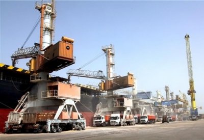رغم العقوبات.. باخرة أميركية ستفرغ حمولتها في إيران
