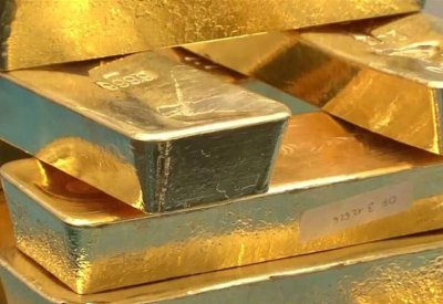 الذهب يهبط مع صعود الدولار واستقرار "الفائدة"