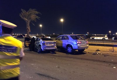 بالصور : حادث مروري على شارع الشيخ خليفة بن سلمان يوقع عدة إصابات