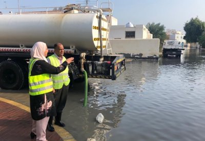امانة العاصمة : رفعنا 450 شحنة من مياه الأمطار وتلقينا 80 بلاغًا في 24 ساعة