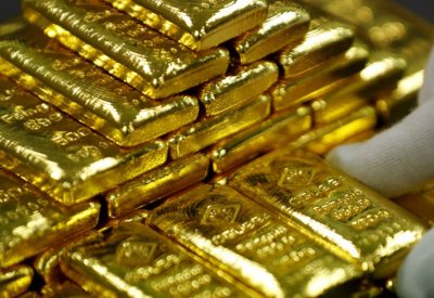 الذهب ينزل لأقل سعر في شهر مع ارتفاع الدولار