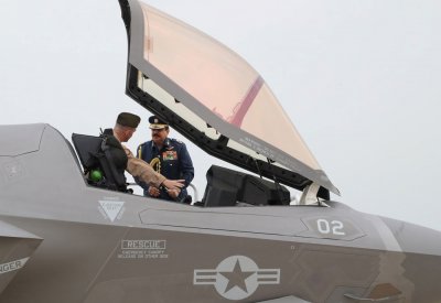 جلالة الملك المفدى القائد الأعلى يتفضل بزيارة إلى قاعدة عيسى الجوية