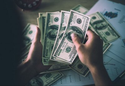  الدولار عند أعلى سعر في 16 شهرا وضبابية انفصال بريطانيا تضر بالاسترليني