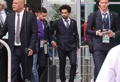 محمد صلاح يبتكر طريقة جديدة للتخفي في المطارات 