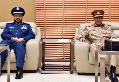 سعادة رئيس هيئة الأركان في مقدمة مستقبلي رئيس هيئة الأركان العامة للقوات المسلحة السعودية