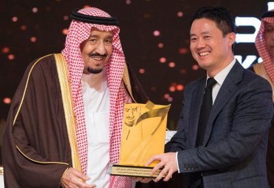 خادم الحرمين الشريفين الملك سلمان بن عبد العزيز يكرّم "هواوي"