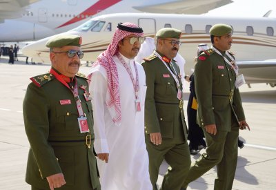 مدير أركان الحرس الوطني يقوم بجولة في معرض البحرين الدولي للطيران