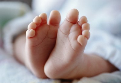 المحكمة تأمر النيابة بمخاطبة "السلمانية" لجلب تقرير رضيعة عذبتها والدتها