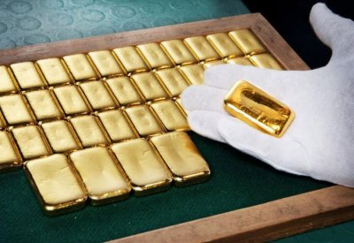  الذهب يرتفع 1% مع تراجع الدولار