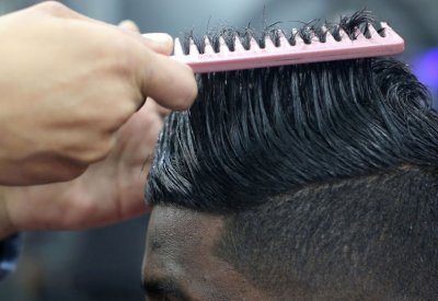 الكشف عن أسباب "غير عادية" لتساقط الشعر