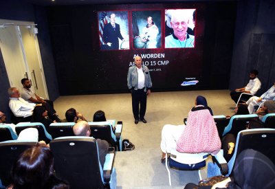 المركز العلمي يستضيف رائد الفضاء الأمريكي ألفريد ووردين