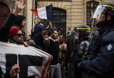  الاحتجاجات تشعل فرنسا.. سقوط قتيلة وعشرات المصابين