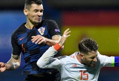 نجما ليفربول يقفان مع صلاح..ويهاجمان عدو المصريين الأول
