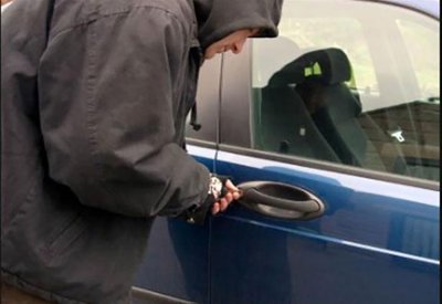 محتال يستولي على سيارة شخص ويبيعها لآخر ويتهرب من الاثنين