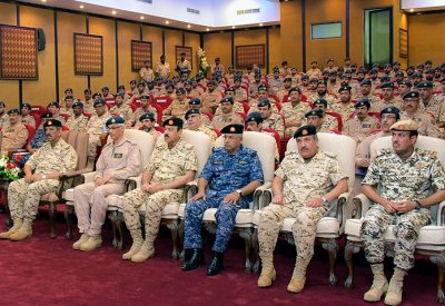 القائد العام لقوة دفاع البحرين يشهد حفل تخريج عدد من الدورات التحويلية للطيارين الضباط‎