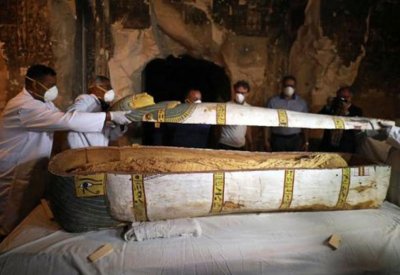 مصر .. الكشف عن مومياء امرأة بحالة جيدة داخل تابوت أثري لم يفتح من قبل