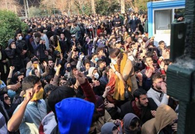  طهران تحاول كبح جماح الاحتجاجات بـ "عدو"