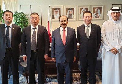 ميرزا يطلع وفدا صينيا على تجربة البحرين في قطاع الكهرباء والماء والطاقة المتجددة
