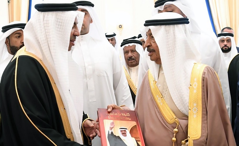 كتاب (خليفة بن سلمان ذاكرة الوطن) يرصد مواقف سمو رئيس الوزراء الوطنية