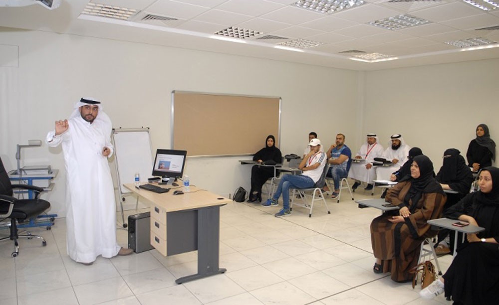 محاضرة حول "المواصفات واللوائح الفنية" لمتدربي "الأجهزة الدقيقة"