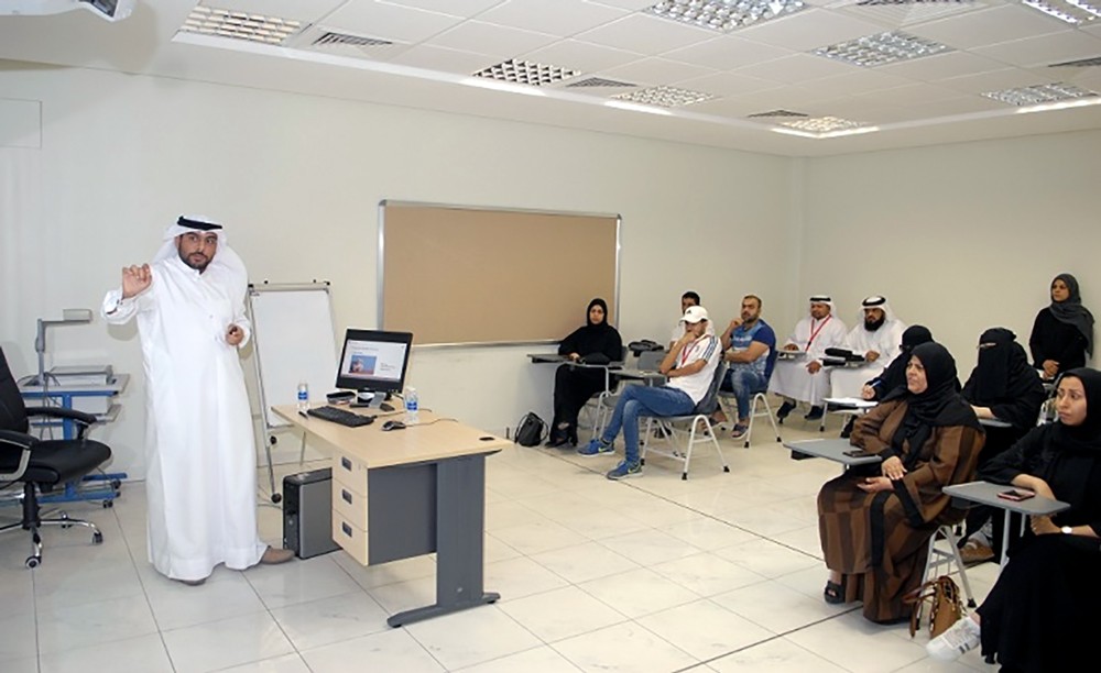 محاضرة حول "المواصفات واللوائح الفنية" لمتدربي "الأجهزة الدقيقة" بمعهد البحرين للتدريب