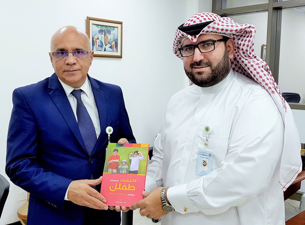 الساعي يهدي مكتبة جامعة الخليج العربي نسخ من كتابه التربوي