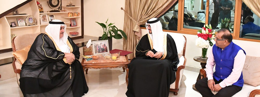  سمو الشيخ عيسى بن سلمان يزور عدد من الأسر بمناسبة "ديوالي"