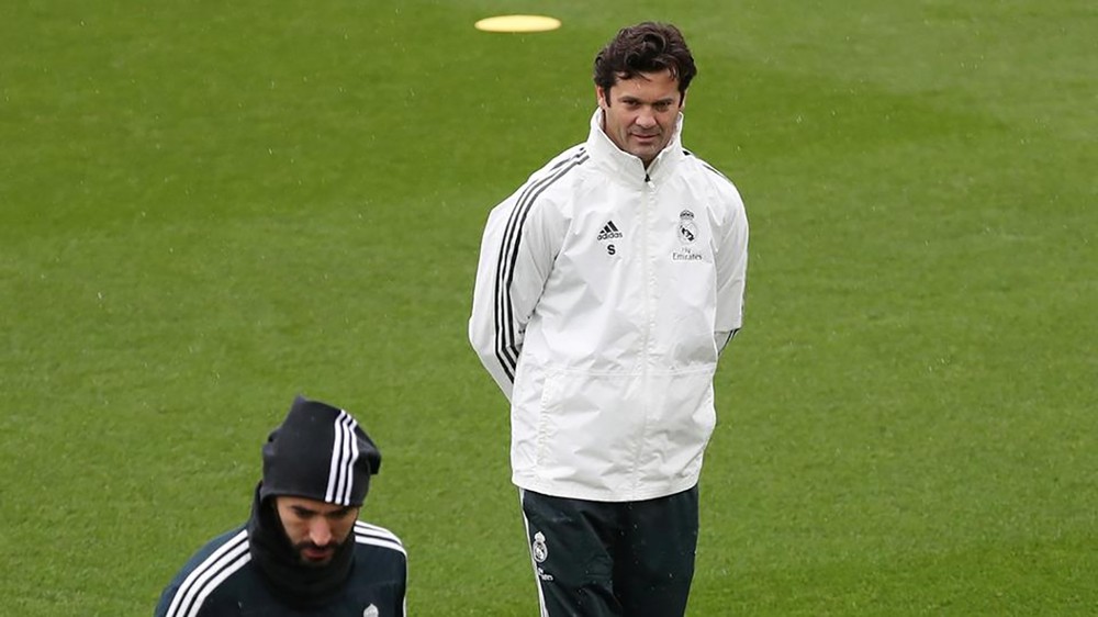 بنزيمة يدعم سولاري للاحتفاظ بوظيفته في ريال مدريد