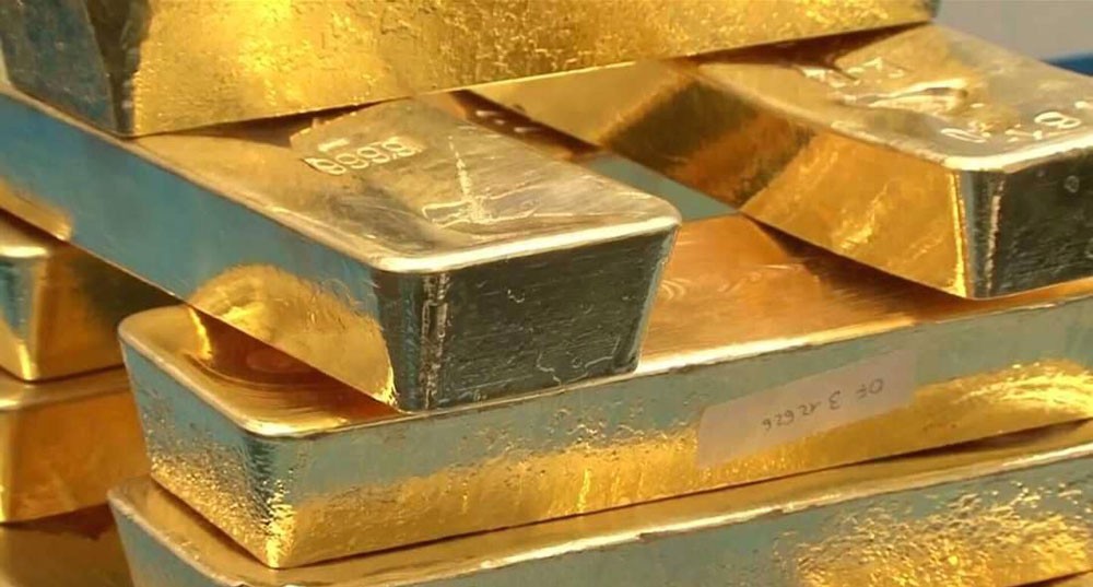 الذهب يهبط مع صعود الدولار واستقرار "الفائدة"