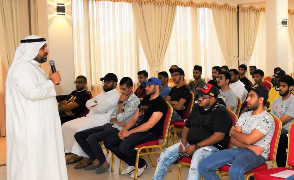وزارة العمل تنفذ برنامج التدريب مع ضمان التوظيف