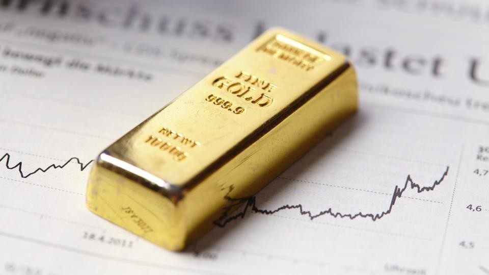 الذهب يخسر 1% بضغط من توجهات الفائدة الأميركية