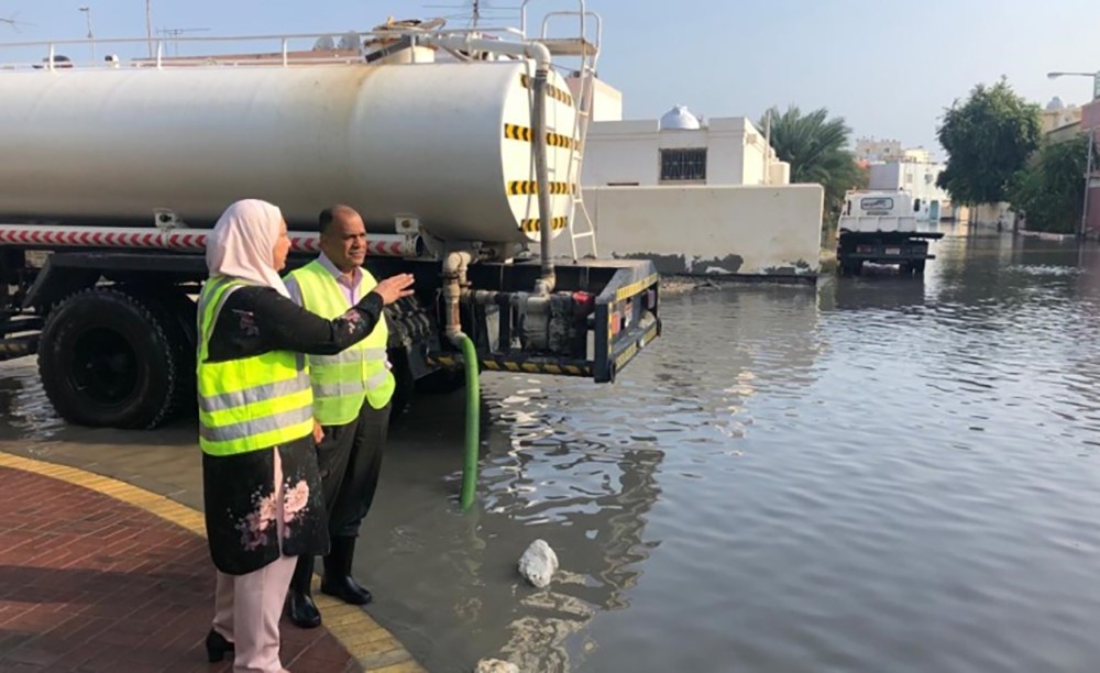 امانة العاصمة : رفعنا 450 شحنة من مياه الأمطار وتلقينا 80 بلاغًا في 24 ساعة