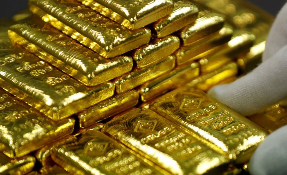 الذهب ينزل لأقل سعر في شهر مع ارتفاع الدولار