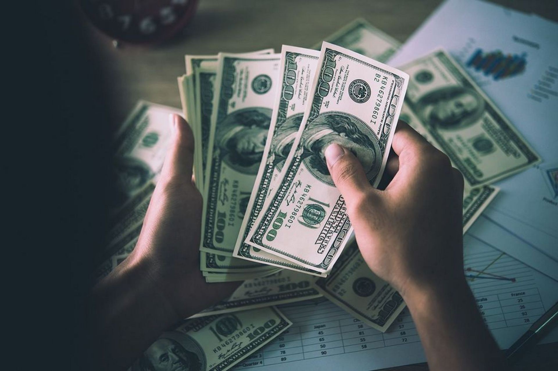  الدولار عند أعلى سعر في 16 شهرا وضبابية انفصال بريطانيا تضر بالاسترليني