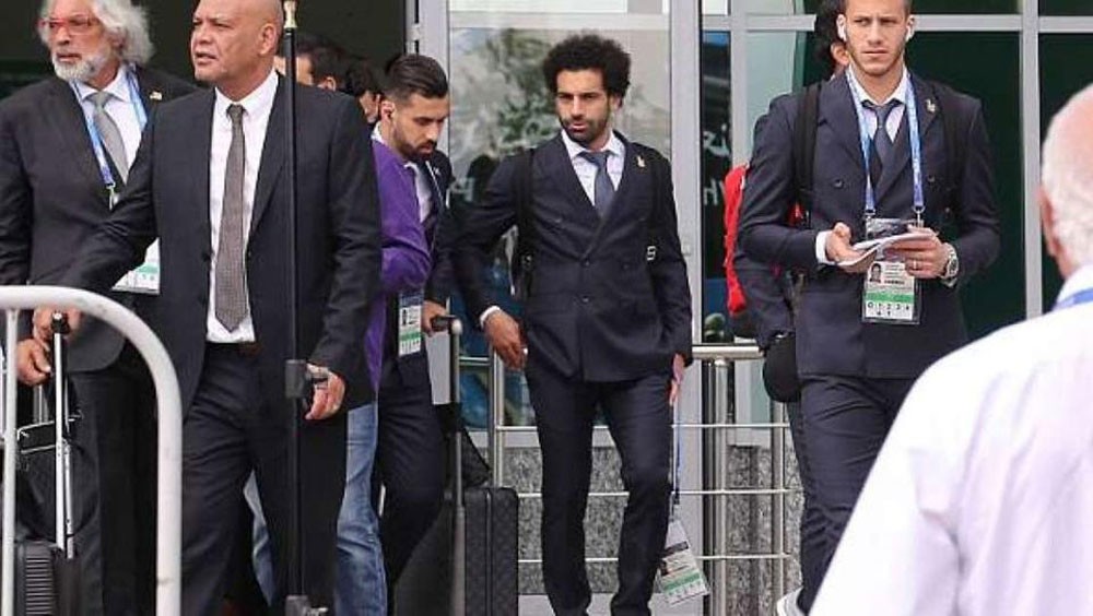 محمد صلاح يبتكر طريقة جديدة للتخفي في المطارات 