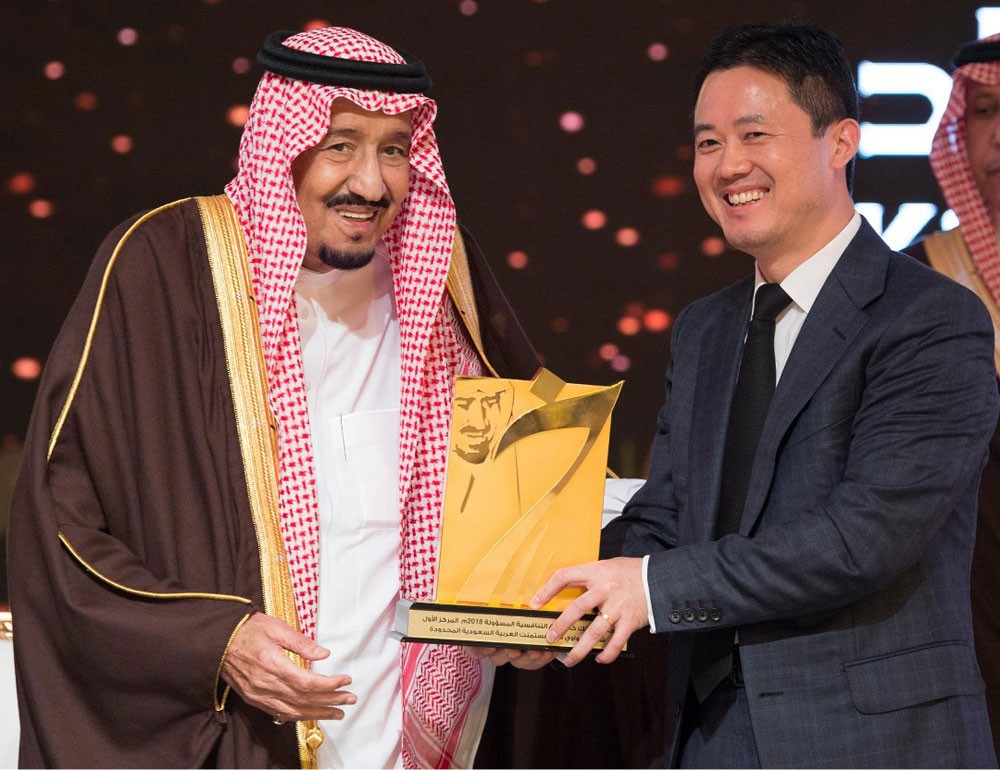 خادم الحرمين الشريفين الملك سلمان بن عبد العزيز يكرّم "هواوي"