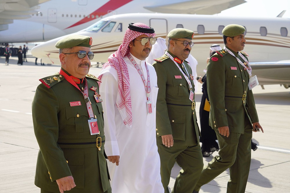 مدير أركان الحرس الوطني يقوم بجولة في معرض البحرين الدولي للطيران