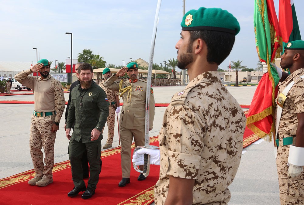 رئيس جمهورية الشيشان الصديقة يقوم بزيارة إلى الحرس الملكي