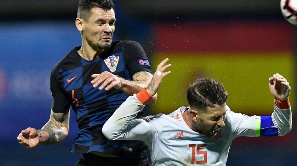 نجما ليفربول يقفان مع صلاح..ويهاجمان عدو المصريين الأول