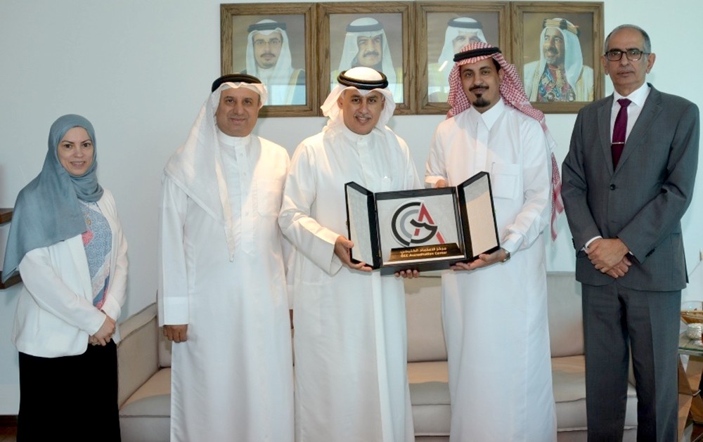 وزير الصناعة يتسلم نسخة من شهادة الاعتراف الدولي لمركز الاعتماد الخليجي