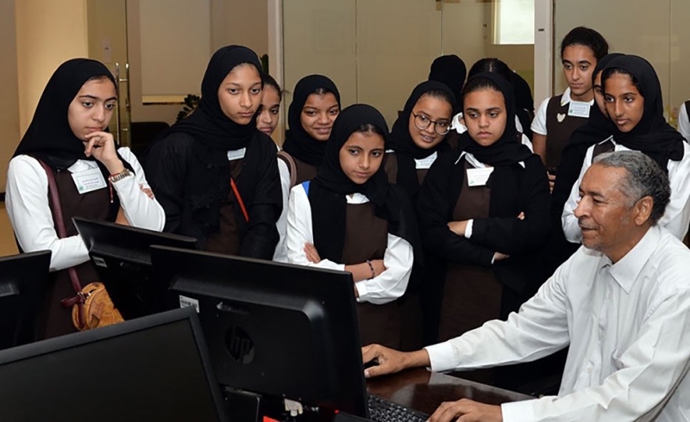 طالبات مدرسة الحد الإعدادية تزور وكالة انباء البحرين