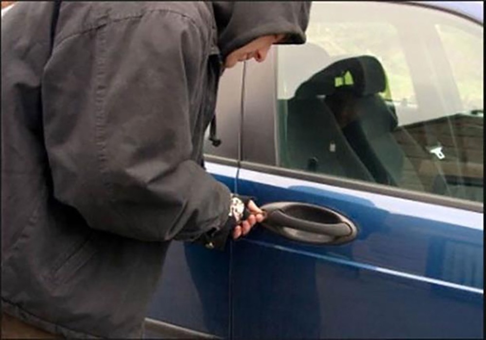 محتال يستولي على سيارة شخص ويبيعها لآخر ويتهرب من الاثنين